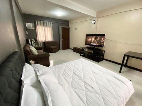 Bed, TV and multimedia, Photo of the whole room