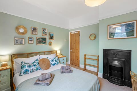 Bed, Photo of the whole room, Decorative detail, Bedroom, towels