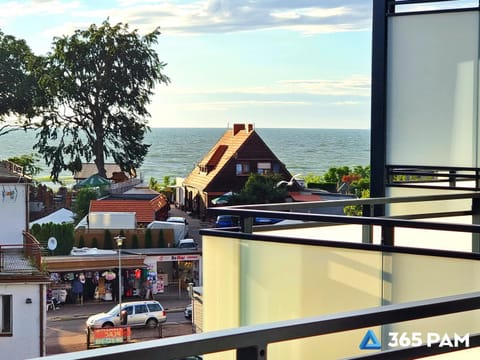 Property building, Day, Neighbourhood, Natural landscape, Sea view, Location, Parking