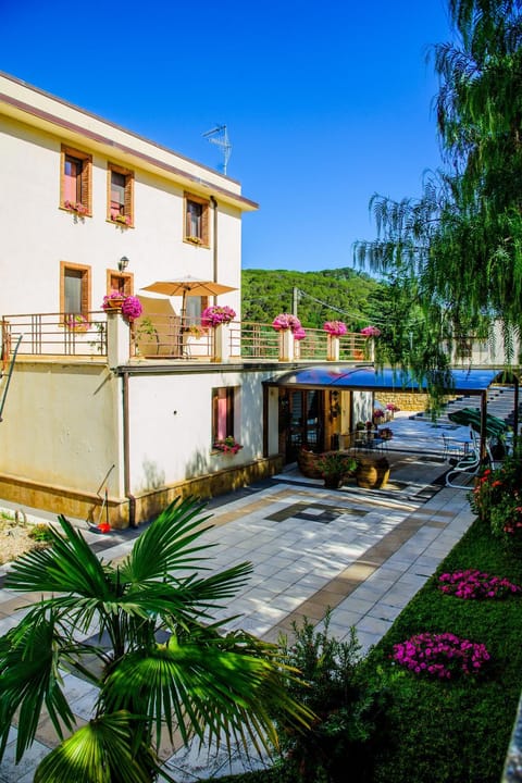 Garden, Balcony/Terrace, Lake view, Landmark view