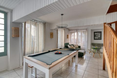 Billiard, Game Room
