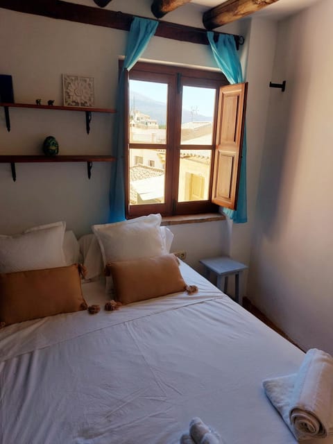 Bed, Bedroom, towels