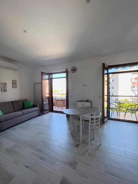 Balcony/Terrace, Balcony/Terrace, Living room, Seating area, Dining area