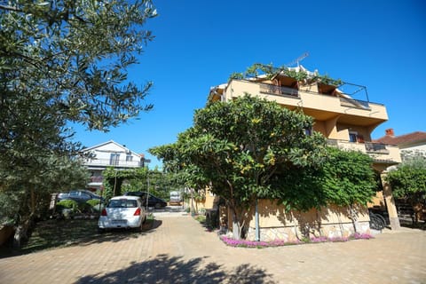 Property building, Spring, Day, Neighbourhood, Garden, Parking