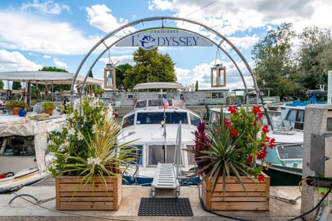 Penichette Odyssey Croisieres Docked boat in Arles
