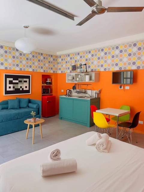 Bed, Kitchen or kitchenette, Living room, minibar