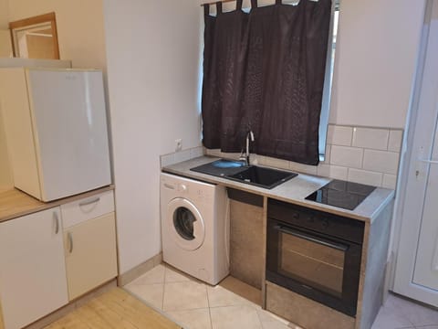 Kitchen or kitchenette, oven, stove, washing machine