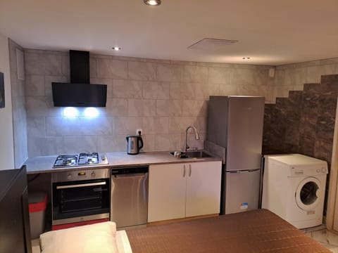 Coffee/tea facilities, Kitchen or kitchenette, dishwasher, oven, toaster, washing machine