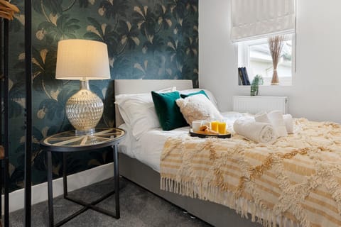 Sea views, Beachbreeze, Pet friendly, Private parking Apartment in Teignmouth