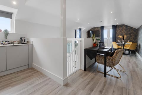 Sea views, Beachbreeze, Pet friendly, Private parking Apartment in Teignmouth