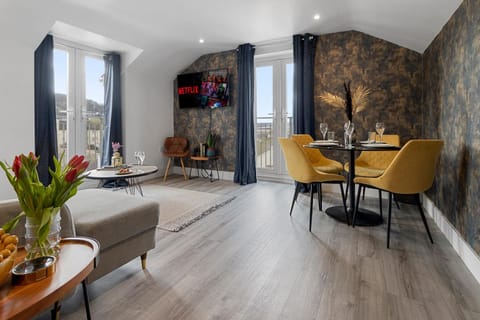 Sea views, Beachbreeze, Pet friendly, Private parking Apartment in Teignmouth