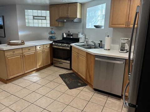 Coffee/tea facilities, Kitchen or kitchenette, oven, storage, stove