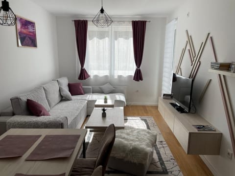 TV and multimedia, Living room, Photo of the whole room, Seating area, Evening entertainment