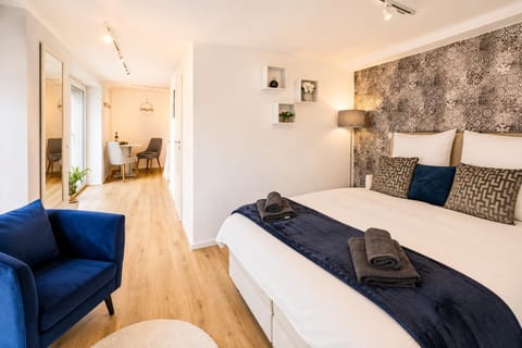 Bed, Living room, Photo of the whole room, Seating area, Bedroom, towels