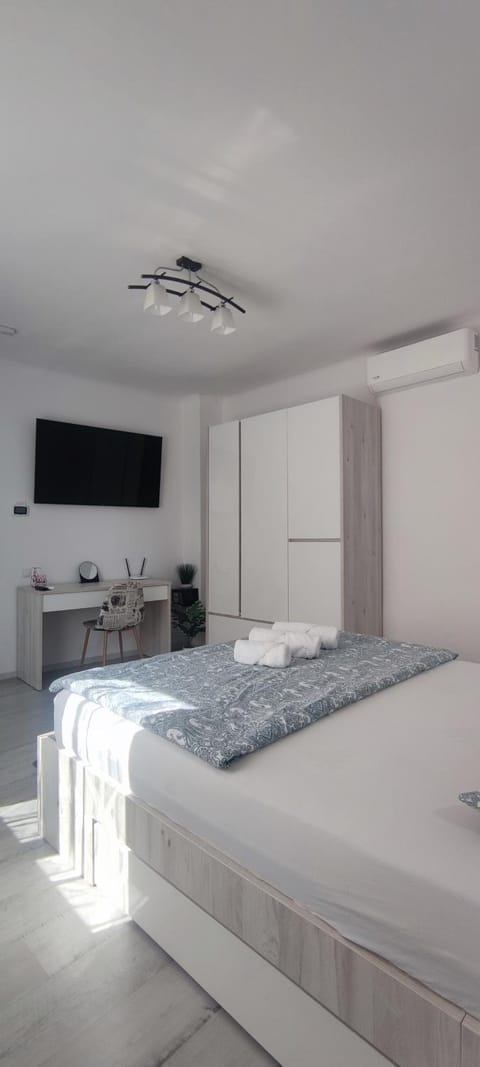 Bed, TV and multimedia, Living room, Photo of the whole room, Bedroom, wardrobe