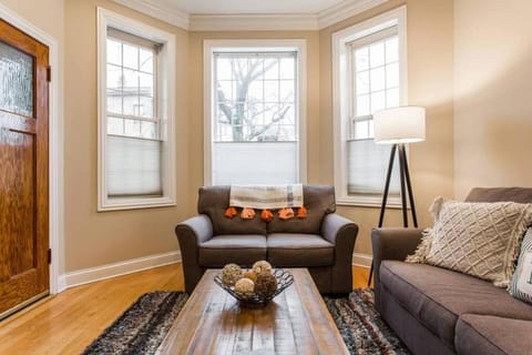 The Wrigleyville Deluxe -Steps from Wrigley Sleeps 10 Apartment in Wrigleyville