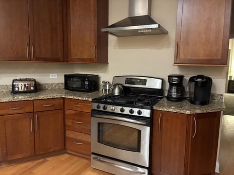 Coffee/tea facilities, Kitchen or kitchenette, microwave, oven, stove, toaster