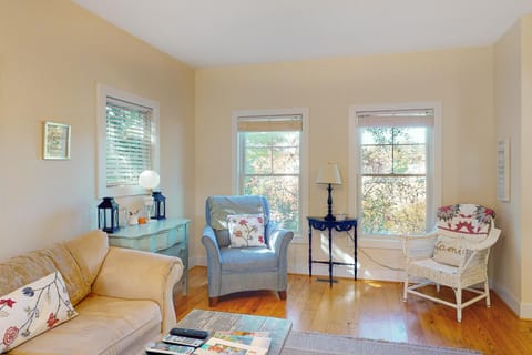 Green Glen House in Empire