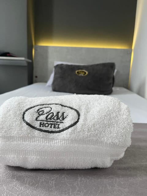 Bed, towels