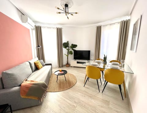 TV and multimedia, Living room, Seating area, Dining area