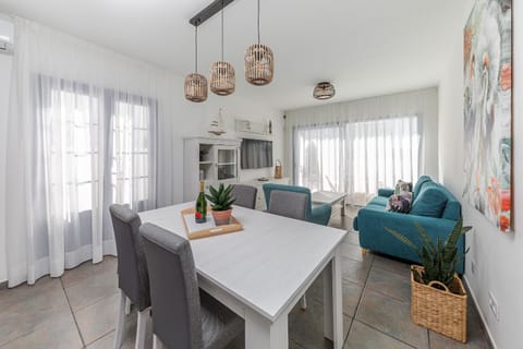 TV and multimedia, Living room, Dining area