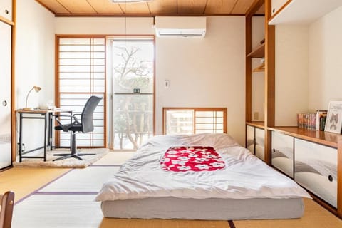 Bed, Living room, Photo of the whole room, Seating area, Bedroom, hair dresser, air conditioner