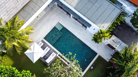 Property building, Garden, Garden view, Pool view, Swimming pool, internet, sunbed
