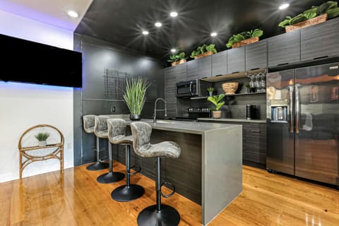 5 bedroom Villa w private rooftop Villa in Warehouse District