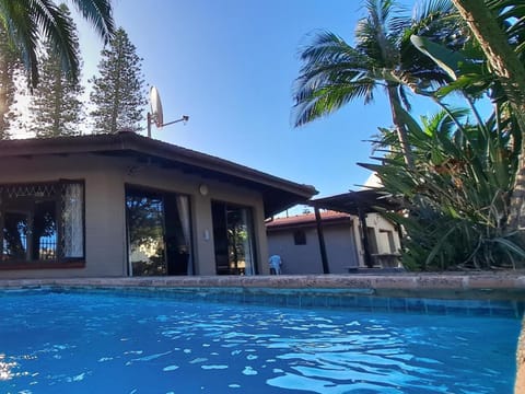 Property building, Day, Pool view, Swimming pool, Swimming pool