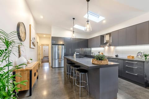 Kitchen or kitchenette, Dining area, oven, stove