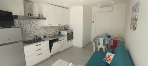 Kitchen or kitchenette, Dining area, dishwasher, pet friendly, stove, air conditioner