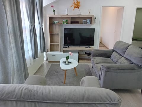 Communal lounge/ TV room, TV and multimedia, Living room, Seating area, Evening entertainment