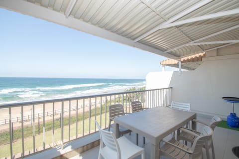 Patio, Day, Natural landscape, View (from property/room), Balcony/Terrace, Living room, Seating area, Dining area, Beach, Sea view