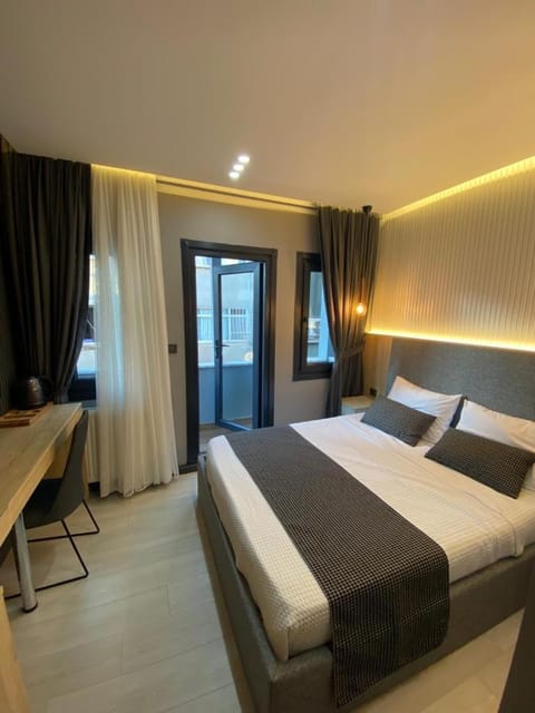Bed, TV and multimedia, Bedroom, hair dresser