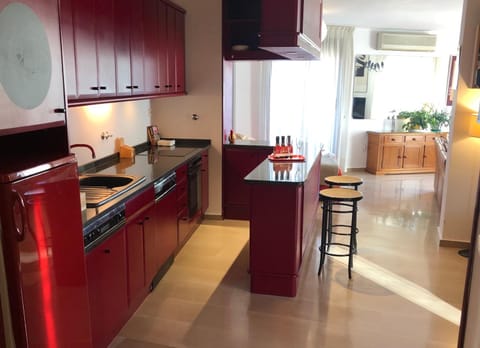 Kitchen or kitchenette, Lounge or bar