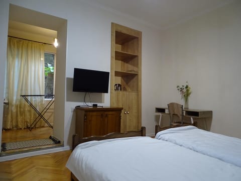 Bed, TV and multimedia, Bedroom, internet, internet, locker, locker