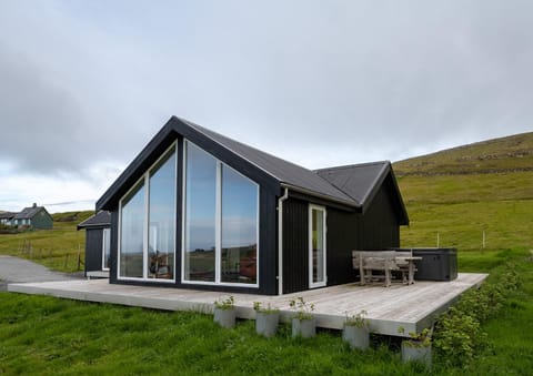 Property building, Natural landscape, Garden, Hot Tub, Seating area