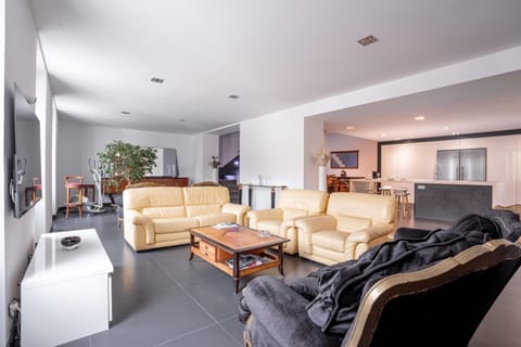TV and multimedia, Living room, Seating area