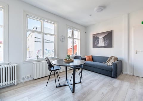 Living room, Seating area, Dining area, internet