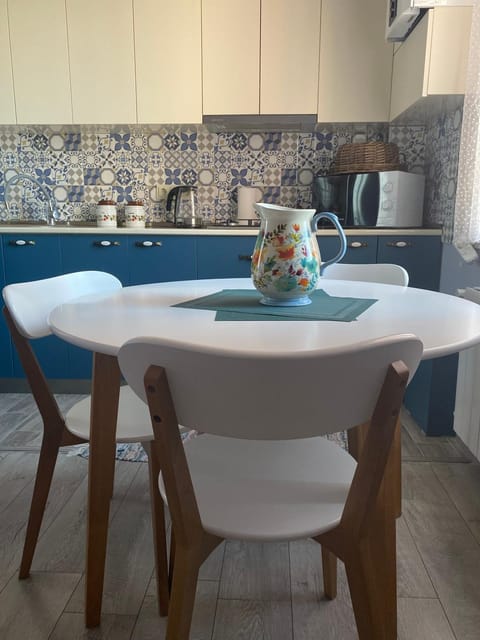 Kitchen or kitchenette, Dining area, Breakfast, minibar