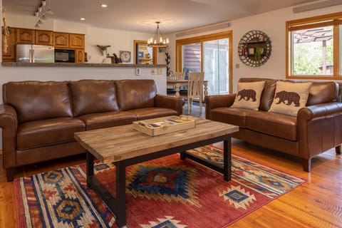 Alpine Highmark by KABINO Hot Tub Fire Pit Fully Fenced Backyard WiFi House in Wyoming