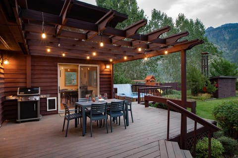 Alpine Highmark by KABINO Hot Tub Fire Pit Fully Fenced Backyard WiFi House in Wyoming