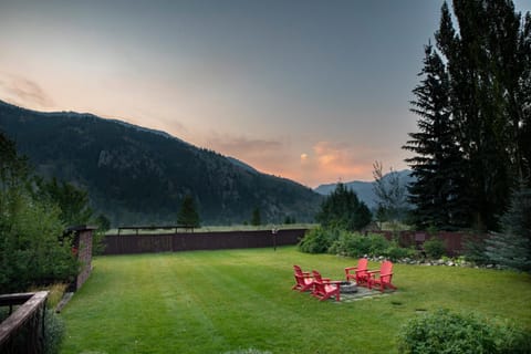 Alpine Highmark by KABINO Hot Tub Fire Pit Fully Fenced Backyard WiFi House in Wyoming