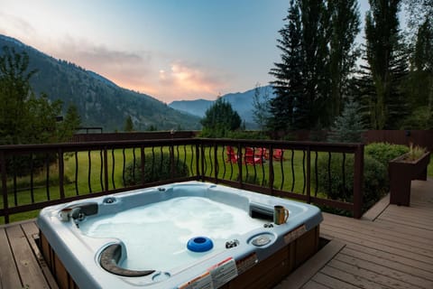 Alpine Highmark by KABINO Hot Tub Fire Pit Fully Fenced Backyard WiFi House in Wyoming