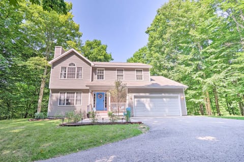 2 Mi to Dtwn! Beulah Family Home with Fireplace House in Michigan