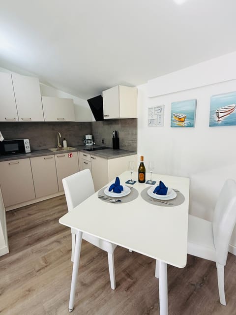 Kitchen or kitchenette, Dining area, kitchen