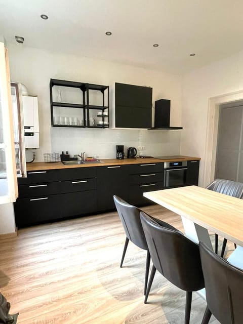 Historic 4 Rooms Apartment in Mannheim