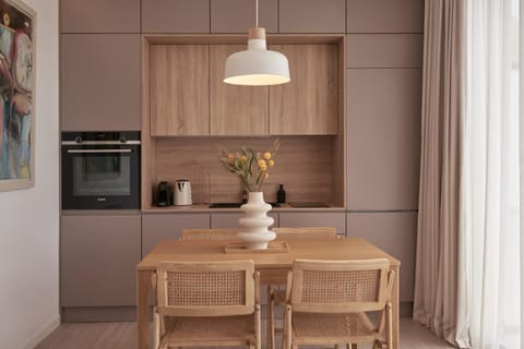 Kitchen or kitchenette, Dining area