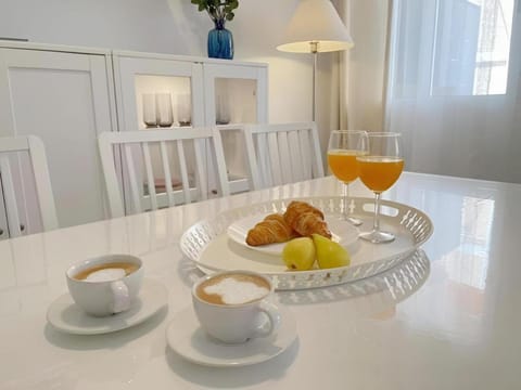 Coffee/tea facilities, Food and drinks, Dining area, Food, Breakfast, Continental breakfast, Drinks