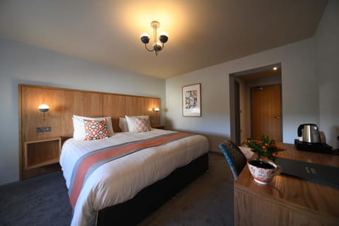 Bed, Coffee/tea facilities, Photo of the whole room, Decorative detail, Bedroom